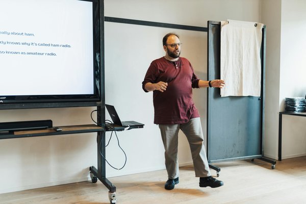 Unlocking success: the impact of innovative leadership on uk business management